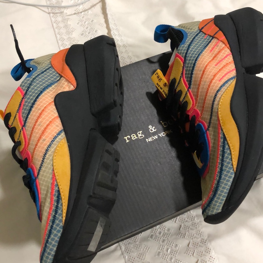 Sneaker - Picture 2 of 6